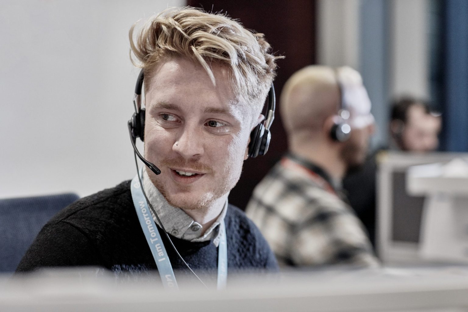 Ce se întâmplă în spatele call center-ului companiei de energie electrică și de ce poate dura până cineva îți răspunde call-center-companie-de-energie