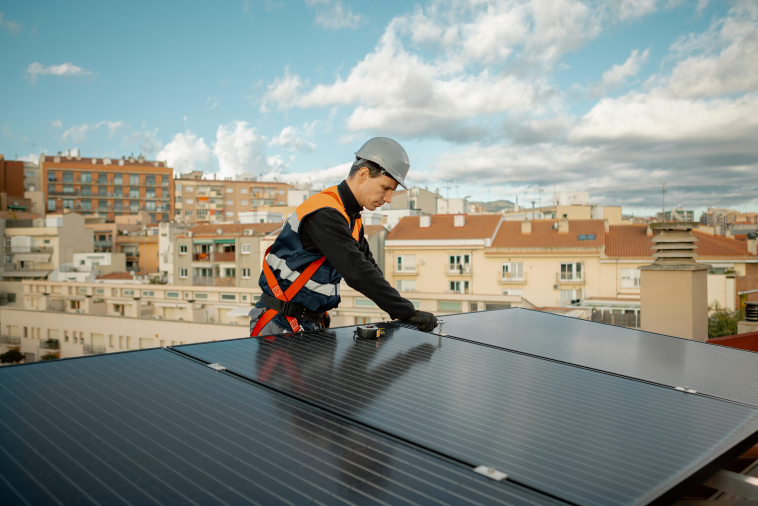 Finanțare pentru instalarea de sisteme PV pe acoperișul blocurilor – proiect de OUG