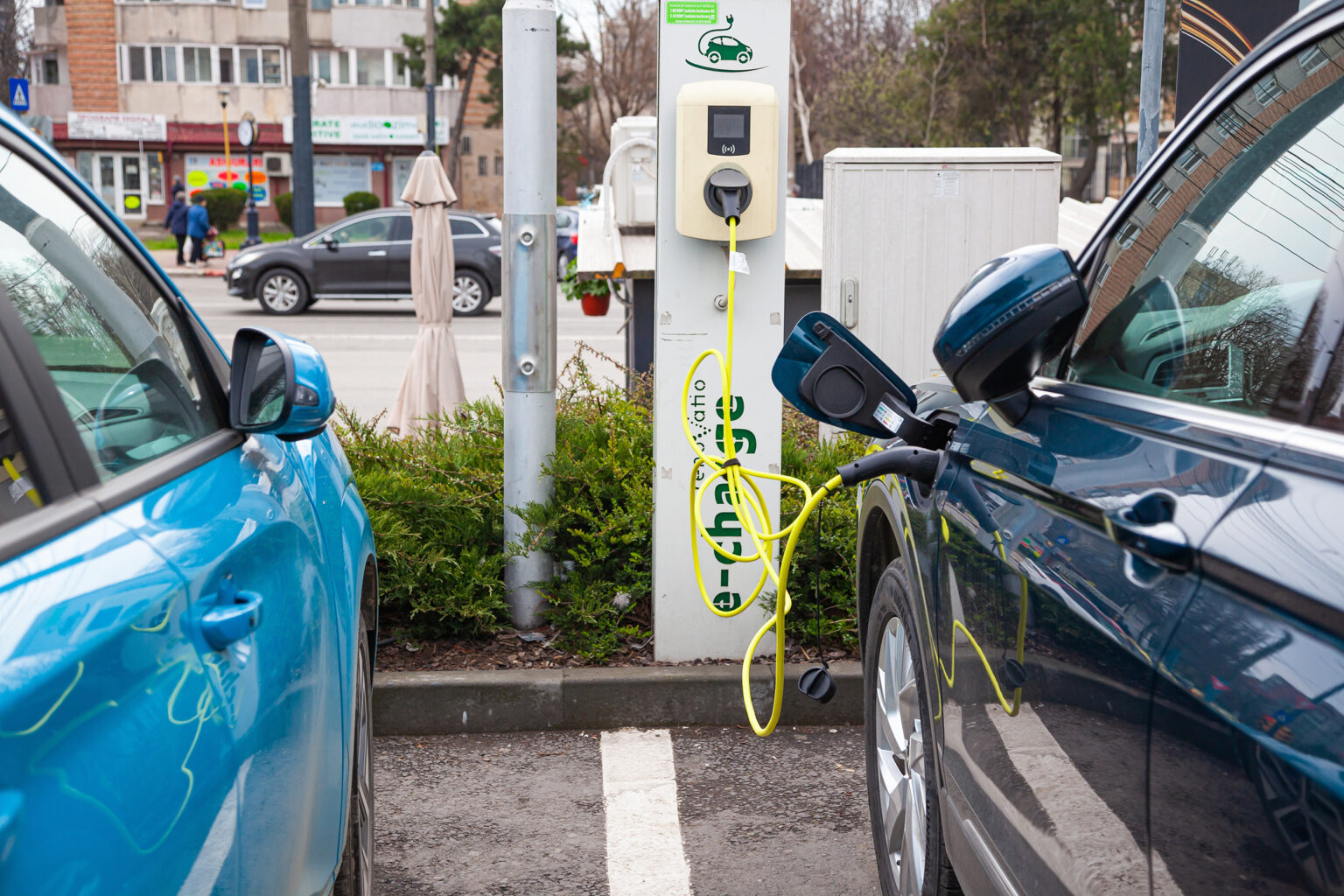 Mașină cu alimentare cu GPL vs. mașină electrică – care este alegerea mai economică?