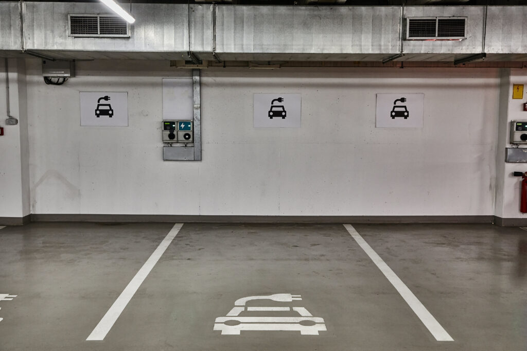 Încărcarea vehiculelor hibride plug-in în parcarea subterană: ce spune legea și ce avize ai nevoie? 1 Încărcarea vehiculelor hibride plug-in în parcarea subterană: ce spune legea și ce avize ai nevoie?