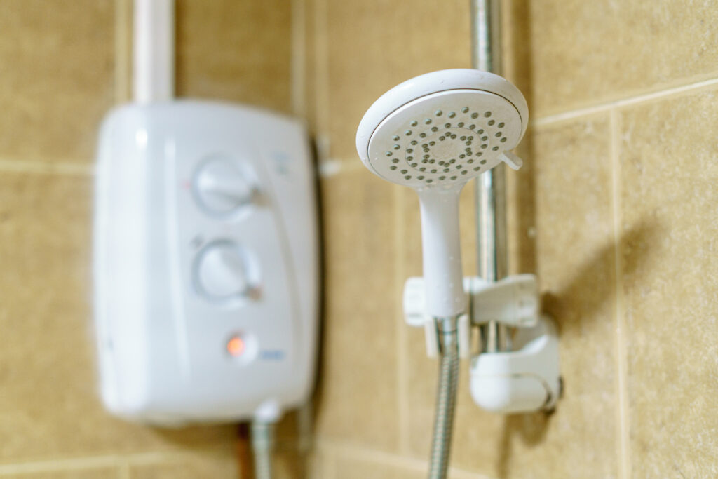 Boilere electrice instantanee la chiuvetă: alternativă la boilerul central sau capcană energetică? 1 Boilere electrice instantanee la chiuvetă: alternativă la boilerul central sau capcană energetică?