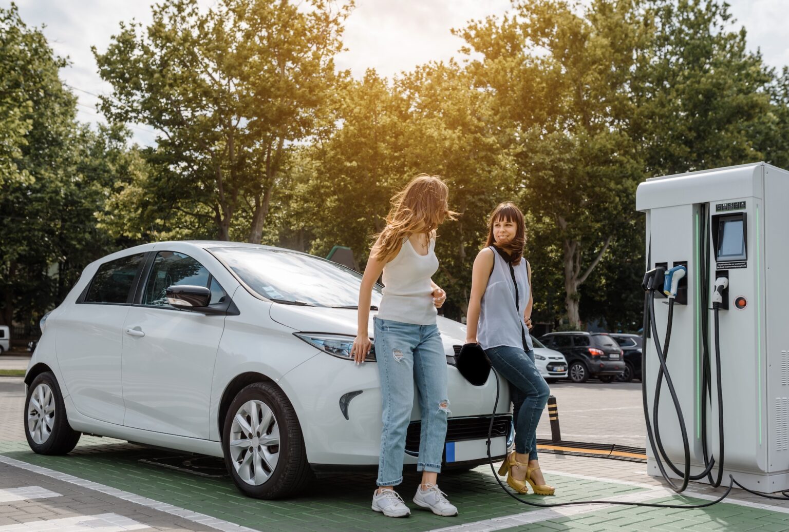 Cât consumă o mașină electrică acasă vs. pe benzină: calcule pentru România în 2026