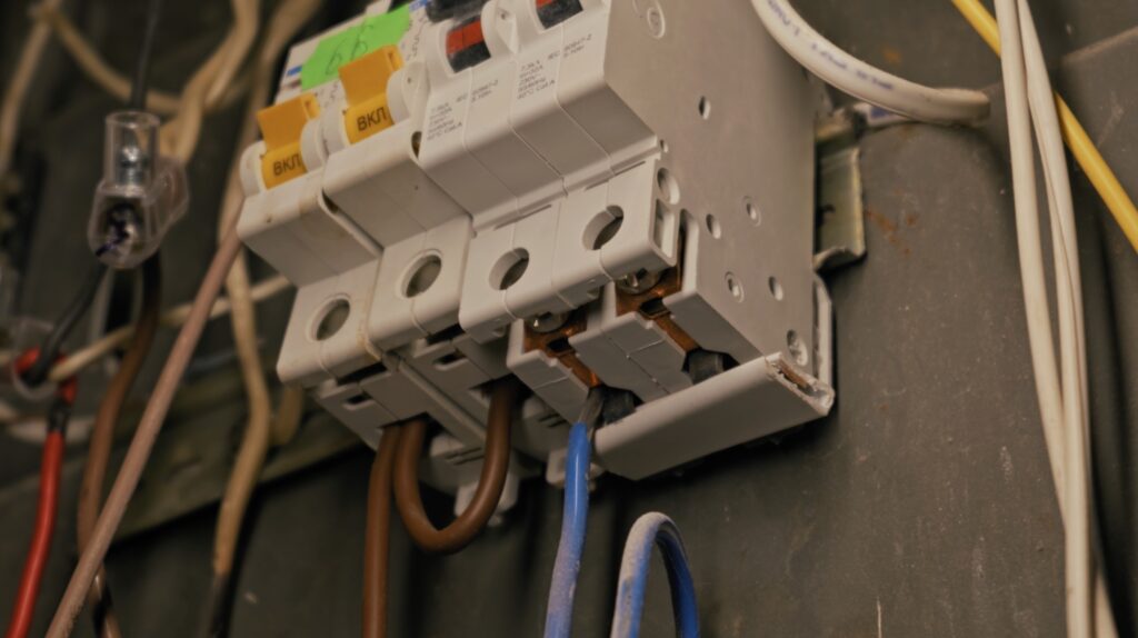 Protecția aparatelor electrice pe timpul verii: când se justifică achiziționarea unui stabilizator de tensiune și când nu 2 Protecția aparatelor electrice pe timpul verii: când se justifică achiziționarea unui stabilizator de tensiune și când nu