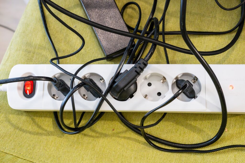 Protecția aparatelor electrice pe timpul verii: când se justifică achiziționarea unui stabilizator de tensiune și când nu 1 Protecția aparatelor electrice pe timpul verii: când se justifică achiziționarea unui stabilizator de tensiune și când nu